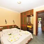 Grenadine Lodge